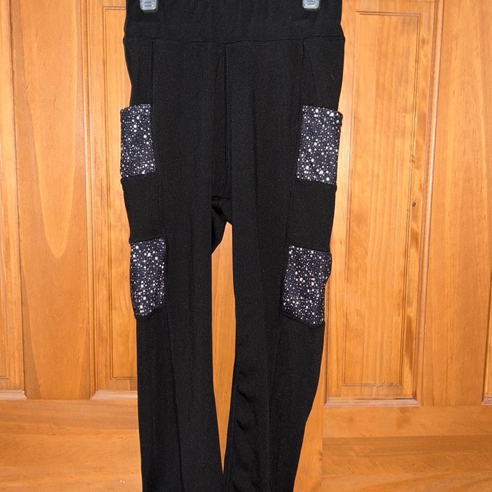 Small leggings with pockets.